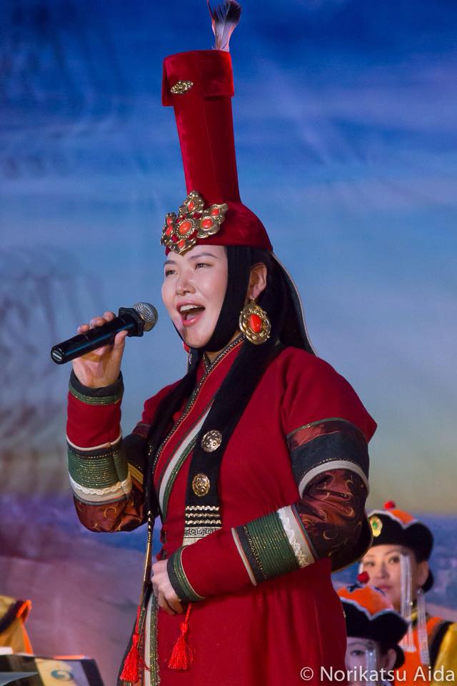 Г.Эрдэнэчимэг уртын дуу, бие биелгээ заана